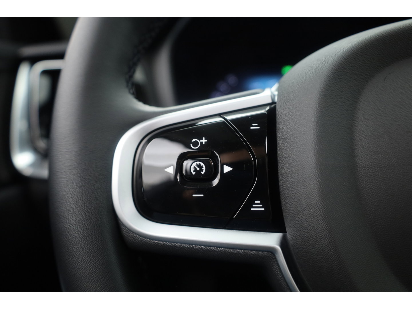 Volvo V60 2.0 T6 Plug-in hybrid AWD Plus Dark | SOH 101.9% | Forest Lake | Pano | Head-Up | Harman Kardon | 360cam | Pilot Assist | Stoel-Stuurverw.