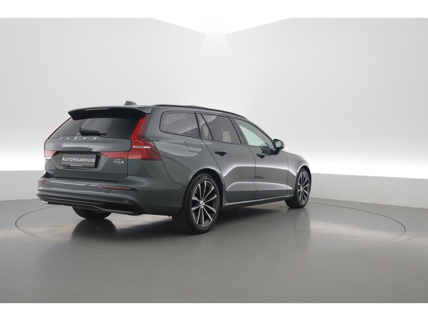 Volvo V60 2.0 T6 Plug-in hybrid AWD Plus Dark | SOH 101.9% | Forest Lake | Pano | Head-Up | Harman Kardon | 360cam | Pilot Assist | Stoel-Stuurverw.