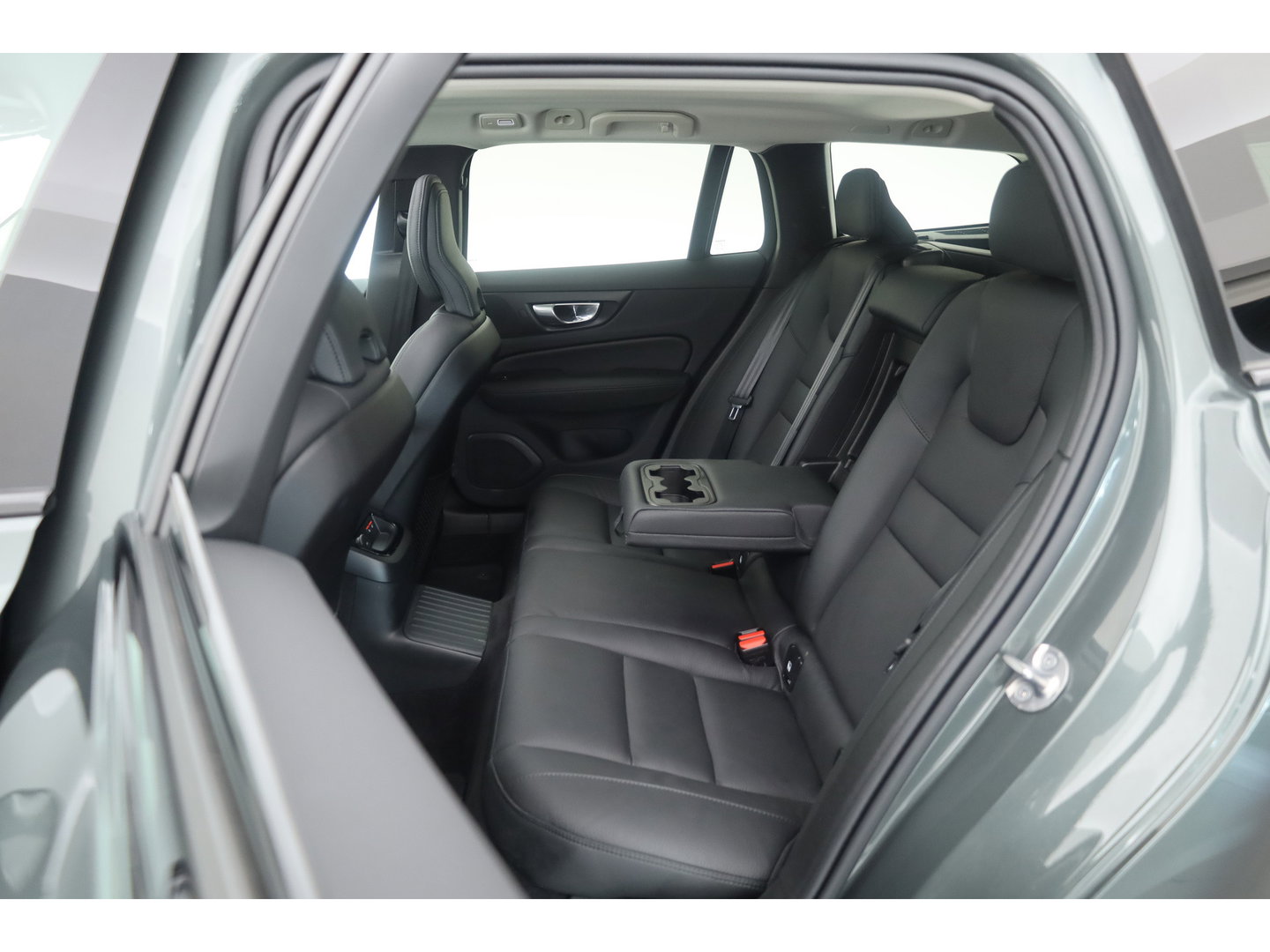 Volvo V60 2.0 T6 Plug-in hybrid AWD Plus Dark | SOH 101.9% | Forest Lake | Pano | Head-Up | Harman Kardon | 360cam | Pilot Assist | Stoel-Stuurverw.
