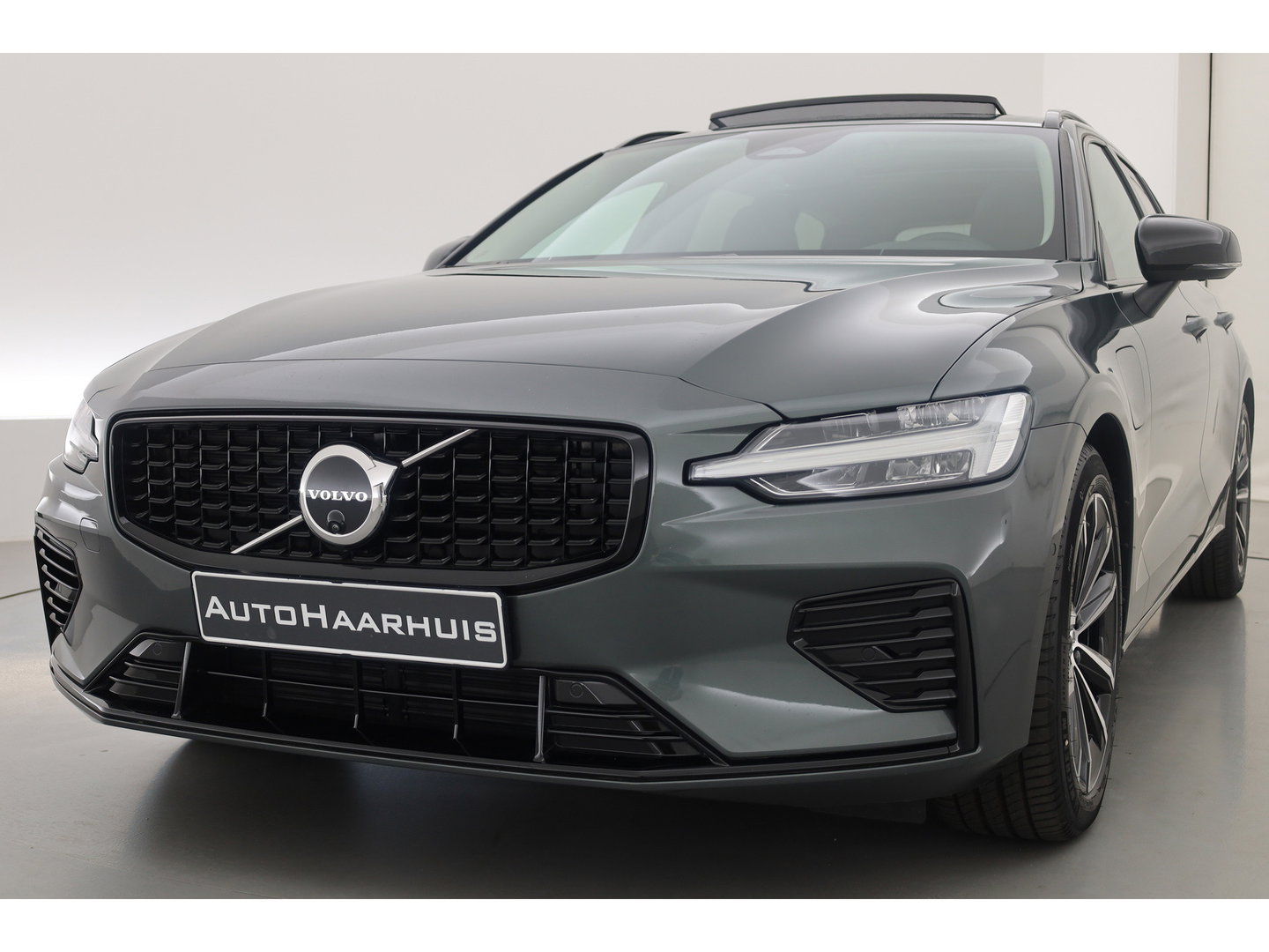 Volvo V60 2.0 T6 Plug-in hybrid AWD Plus Dark | SOH 101.9% | Forest Lake | Pano | Head-Up | Harman Kardon | 360cam | Pilot Assist | Stoel-Stuurverw.