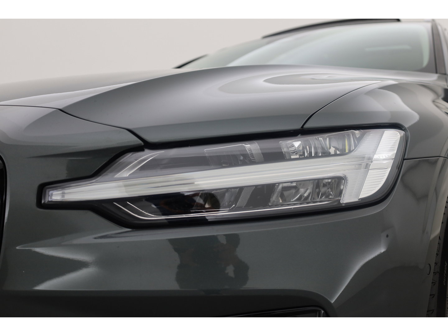 Volvo V60 2.0 T6 Plug-in hybrid AWD Plus Dark | SOH 101.9% | Forest Lake | Pano | Head-Up | Harman Kardon | 360cam | Pilot Assist | Stoel-Stuurverw.