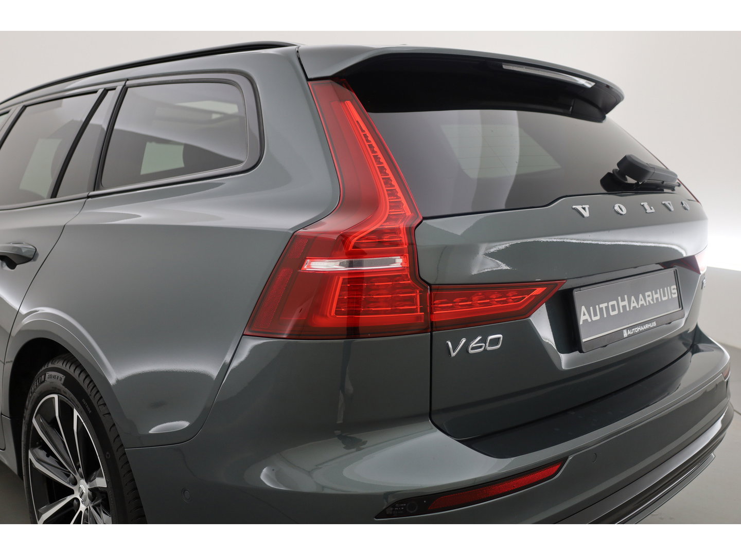 Volvo V60 2.0 T6 Plug-in hybrid AWD Plus Dark | SOH 101.9% | Forest Lake | Pano | Head-Up | Harman Kardon | 360cam | Pilot Assist | Stoel-Stuurverw.