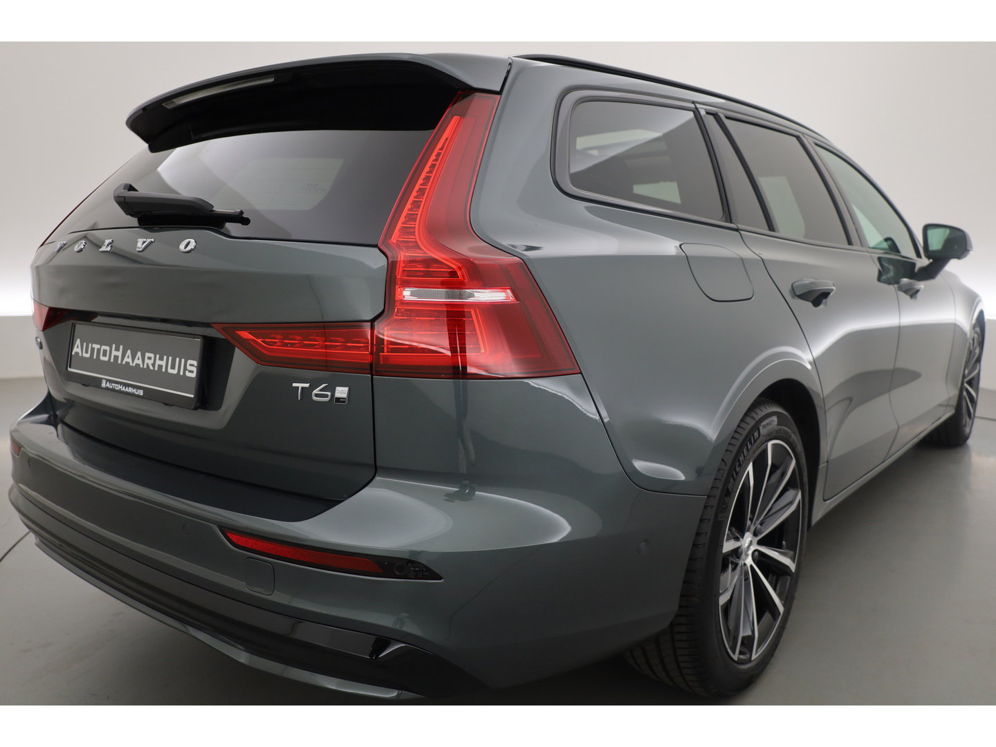 Volvo V60 2.0 T6 Plug-in hybrid AWD Plus Dark | SOH 101.9% | Forest Lake | Pano | Head-Up | Harman Kardon | 360cam | Pilot Assist | Stoel-Stuurverw.