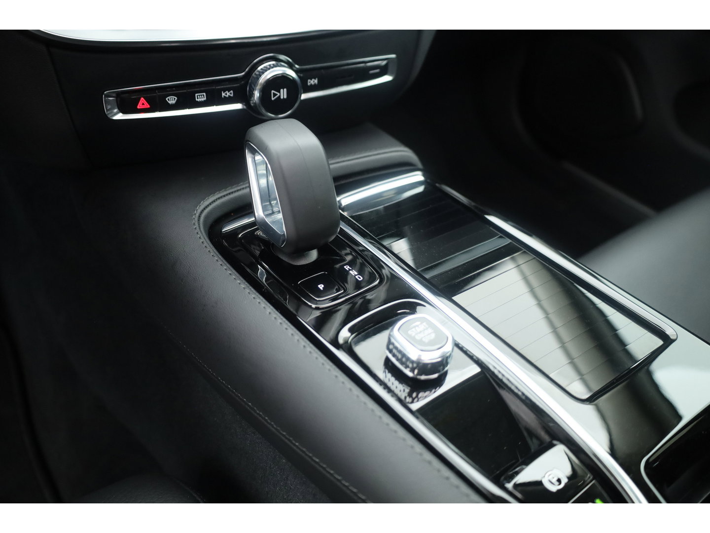 Volvo V60 2.0 T6 Plug-in hybrid AWD Plus Dark | SOH 101.9% | Forest Lake | Pano | Head-Up | Harman Kardon | 360cam | Pilot Assist | Stoel-Stuurverw.