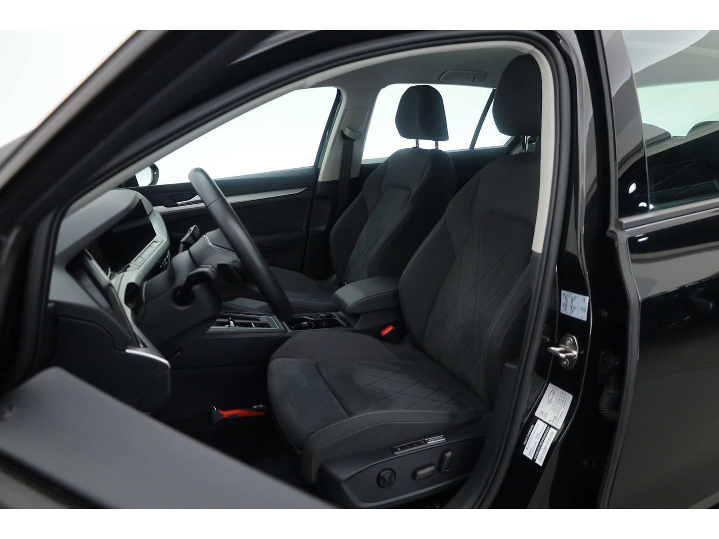 Volkswagen Golf 1.0 eTSI Life Business | Adapt. Cruise | Memory | Massage | Apple CarPlay & Android Auto | Stoel- Stuurverw. |
