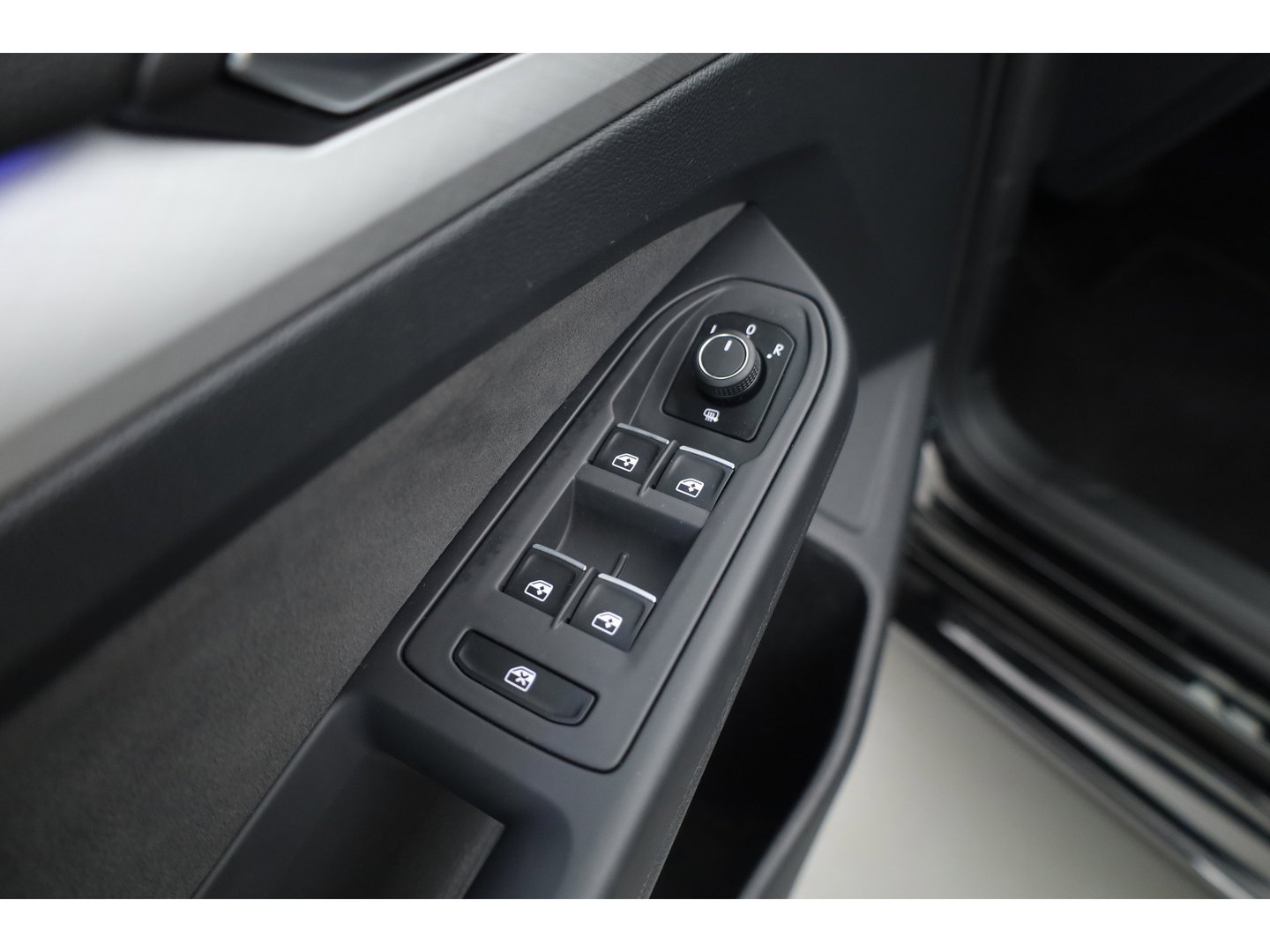 Volkswagen Golf 1.0 eTSI Life Business | Adapt. Cruise | Memory | Massage | Apple CarPlay & Android Auto | Stoel- Stuurverw. |