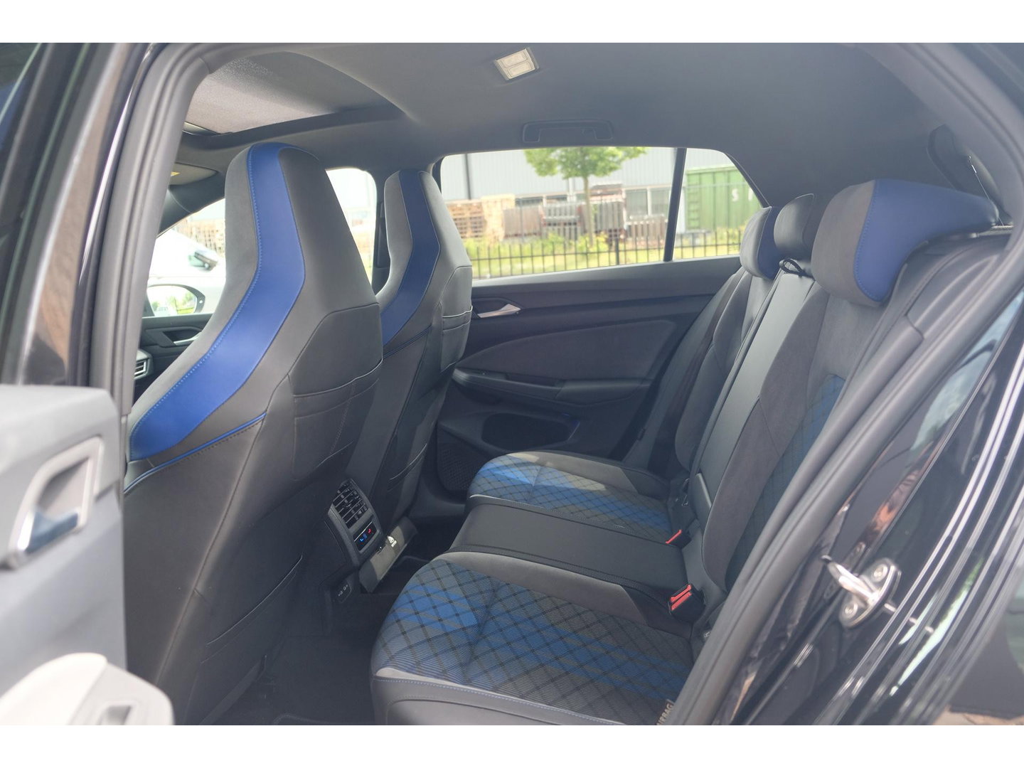 Volkswagen Golf R 2.0 TSI 320pk 8R 4Motion Performance Akrapovic Panoramadak Black edition IQ light DCC Camera