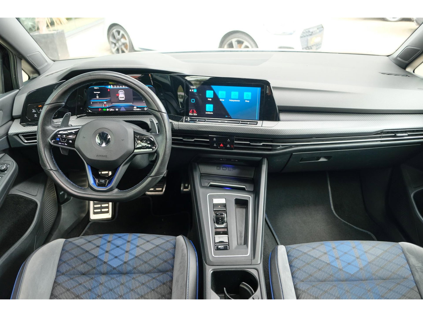 Volkswagen Golf R 2.0 TSI 320pk 8R 4Motion Performance Akrapovic Panoramadak Black edition IQ light DCC Camera