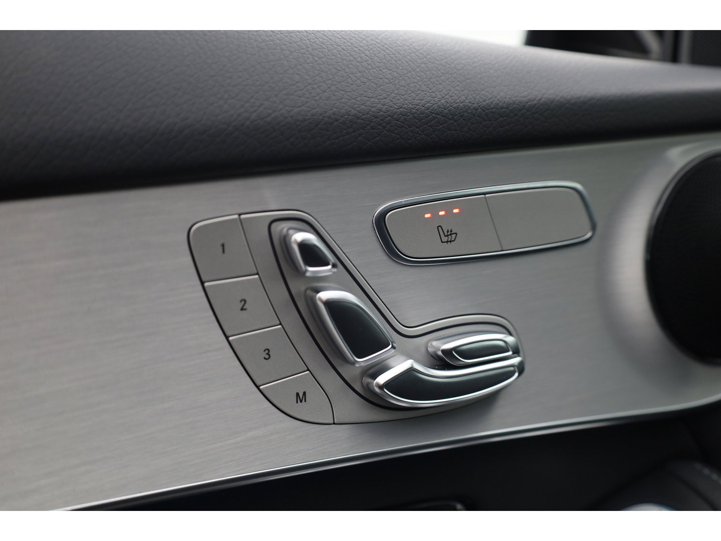 Mercedes-Benz GLC Coupé 250 4MATIC Business Solution AMG | Cruise Control | Memory | Stoelverw. | Camera | Bluetooth | 2400kg Trekgewicht | PDC V+A