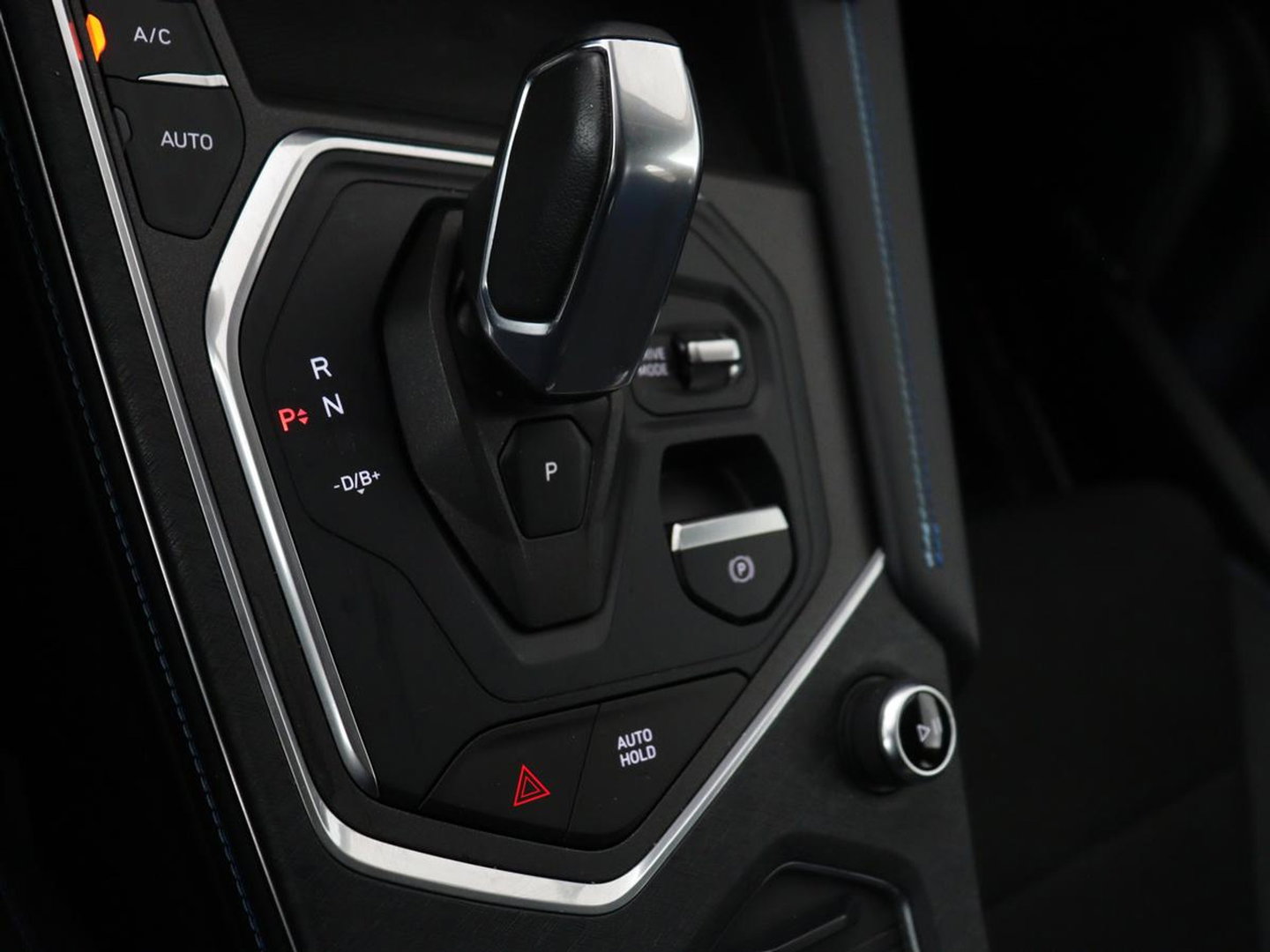 Lynk & Co 01 1.5 SOH 90.1 | Panoramadak | Trekhaak | Infinity by harman | Adaptive cruise | Full LED | Carplay | Camera | Sfeerverlichting | Dodehoek detectie |