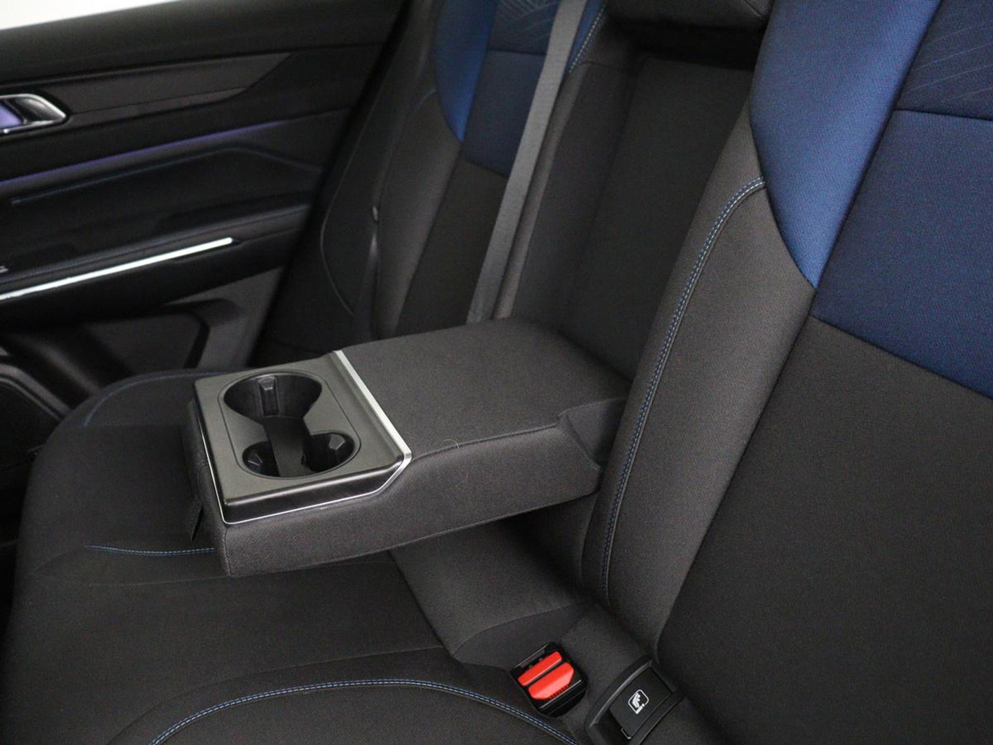 Lynk & Co 01 1.5 SOH 90.1 | Panoramadak | Trekhaak | Infinity by harman | Adaptive cruise | Full LED | Carplay | Camera | Sfeerverlichting | Dodehoek detectie |