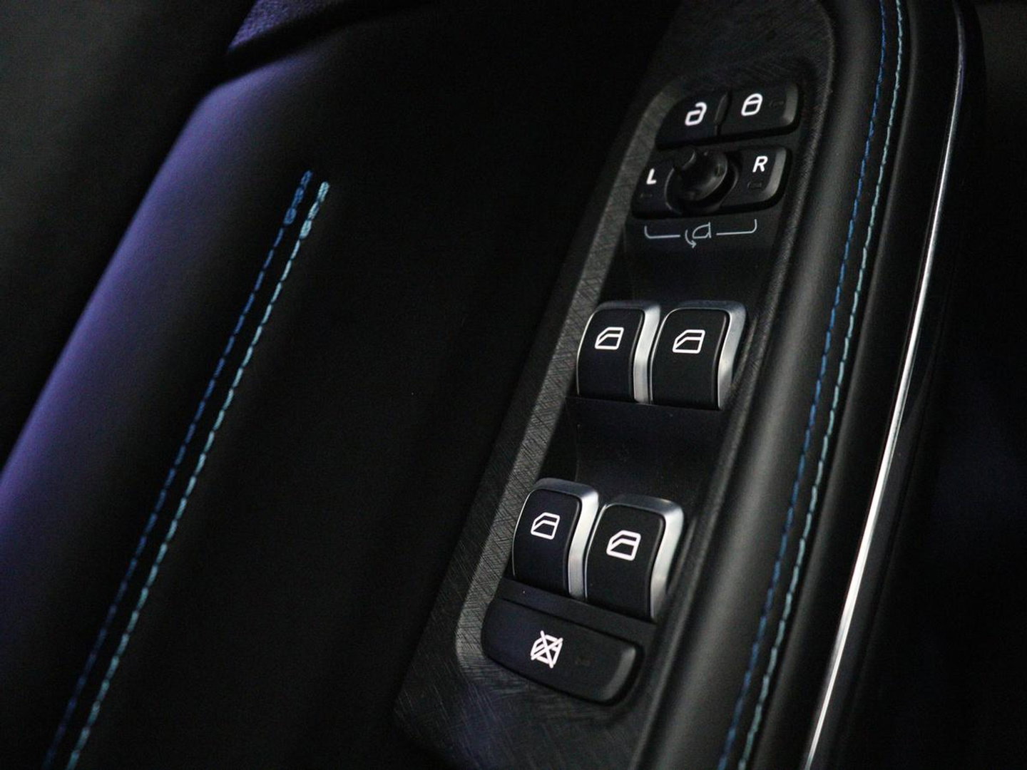Lynk & Co 01 1.5 SOH 90.1 | Panoramadak | Trekhaak | Infinity by harman | Adaptive cruise | Full LED | Carplay | Camera | Sfeerverlichting | Dodehoek detectie |