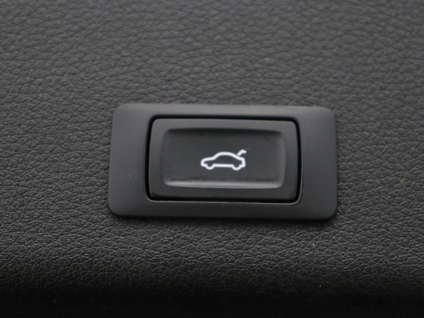 Audi e-tron e-tron 50 quattro Launch edition plus 71 kWh | SOH 90.6 | Panoramadak | Luchtvering | Adaptive cruise | Leder | Carplay | Memory | Stoelverwarming | Navi. Full map | PDC