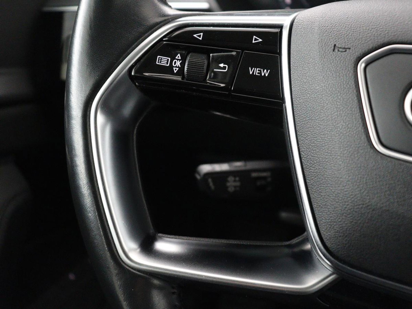 Audi e-tron e-tron 50 quattro Launch edition plus 71 kWh | SOH 90.6 | Panoramadak | Luchtvering | Adaptive cruise | Leder | Carplay | Memory | Stoelverwarming | Navi. Full map | PDC