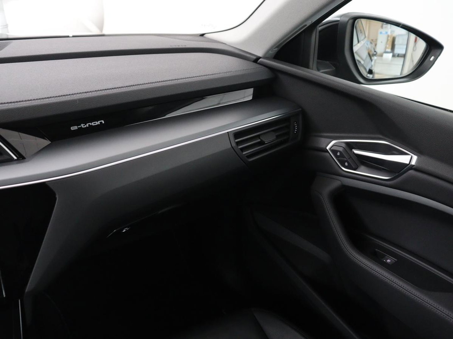 Audi e-tron e-tron 50 quattro Launch edition plus 71 kWh | SOH 90.6 | Panoramadak | Luchtvering | Adaptive cruise | Leder | Carplay | Memory | Stoelverwarming | Navi. Full map | PDC