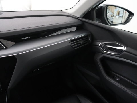 Audi e-tron e-tron 50 quattro Launch edition plus 71 kWh | SOH 90.6 | Panoramadak | Luchtvering | Adaptive cruise | Leder | Carplay | Memory | Stoelverwarming | Navi. Full map | PDC