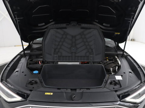 Audi e-tron e-tron 50 quattro Launch edition plus 71 kWh | SOH 90.6 | Panoramadak | Luchtvering | Adaptive cruise | Leder | Carplay | Memory | Stoelverwarming | Navi. Full map | PDC