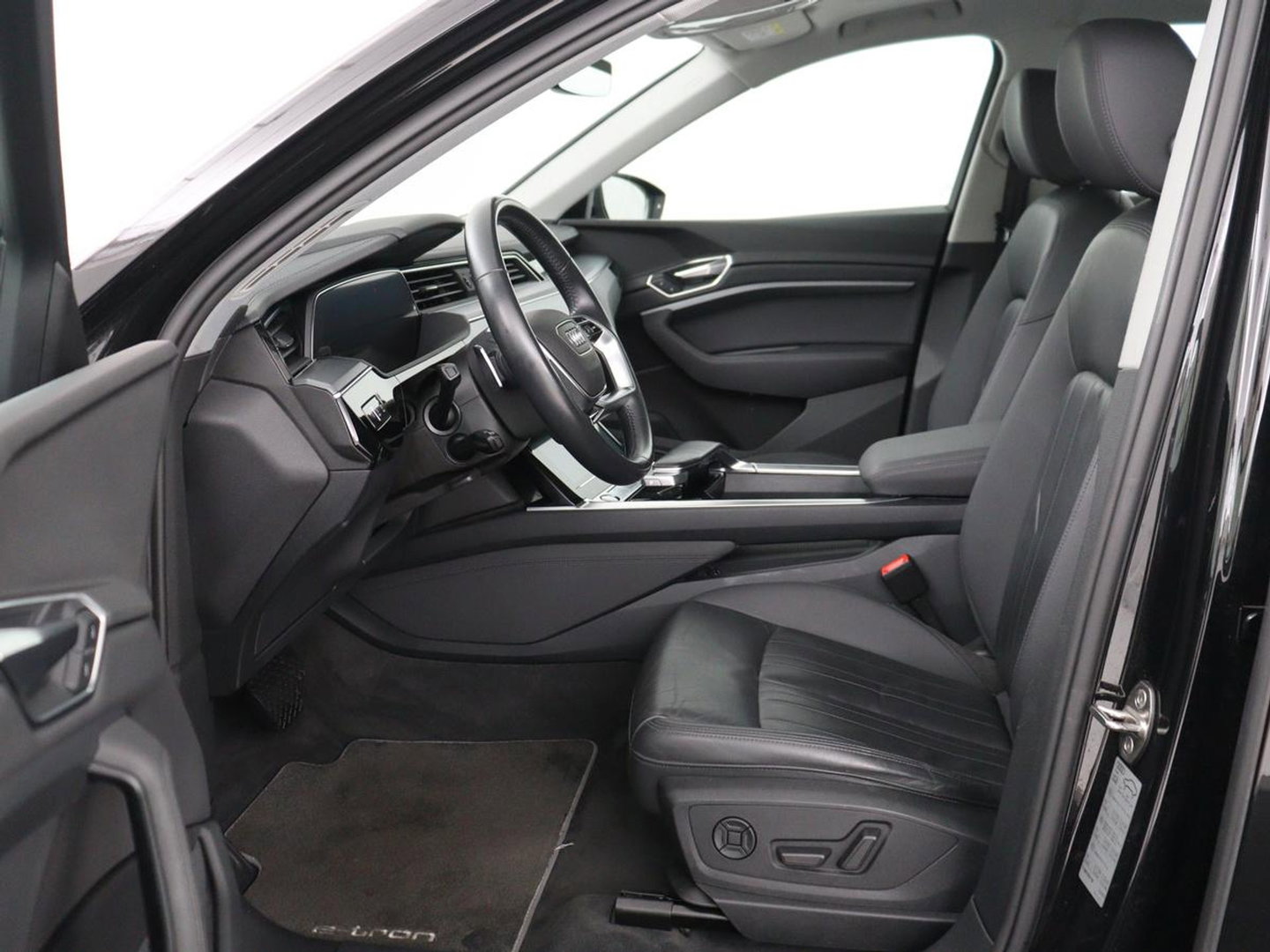 Audi e-tron e-tron 50 quattro Launch edition plus 71 kWh | SOH 90.6 | Panoramadak | Luchtvering | Adaptive cruise | Leder | Carplay | Memory | Stoelverwarming | Navi. Full map | PDC