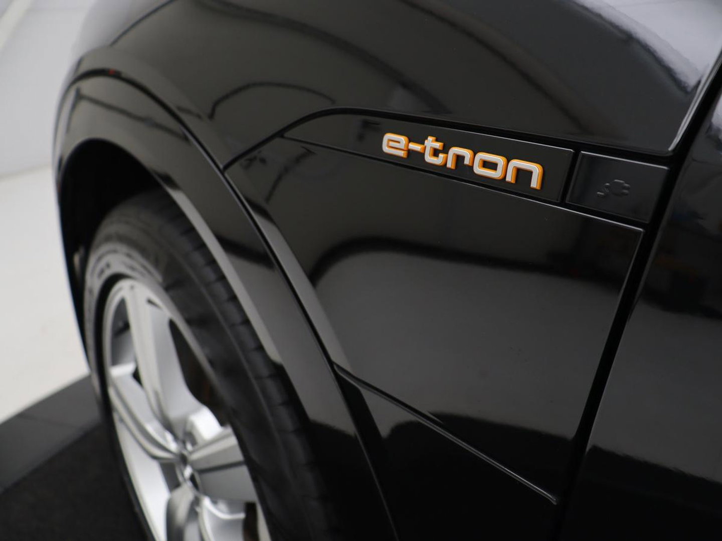 Audi e-tron e-tron 50 quattro Launch edition plus 71 kWh | SOH 90.6 | Panoramadak | Luchtvering | Adaptive cruise | Leder | Carplay | Memory | Stoelverwarming | Navi. Full map | PDC