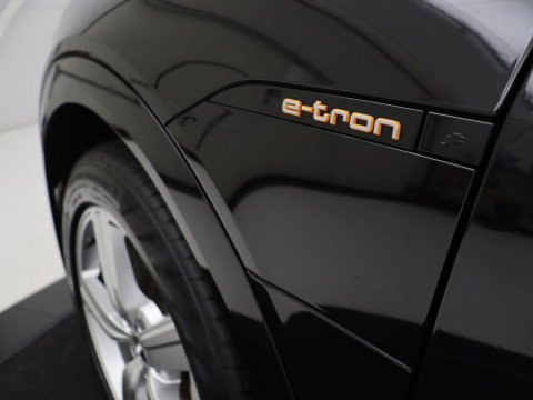 Audi e-tron e-tron 50 quattro Launch edition plus 71 kWh | SOH 90.6 | Panoramadak | Luchtvering | Adaptive cruise | Leder | Carplay | Memory | Stoelverwarming | Navi. Full map | PDC