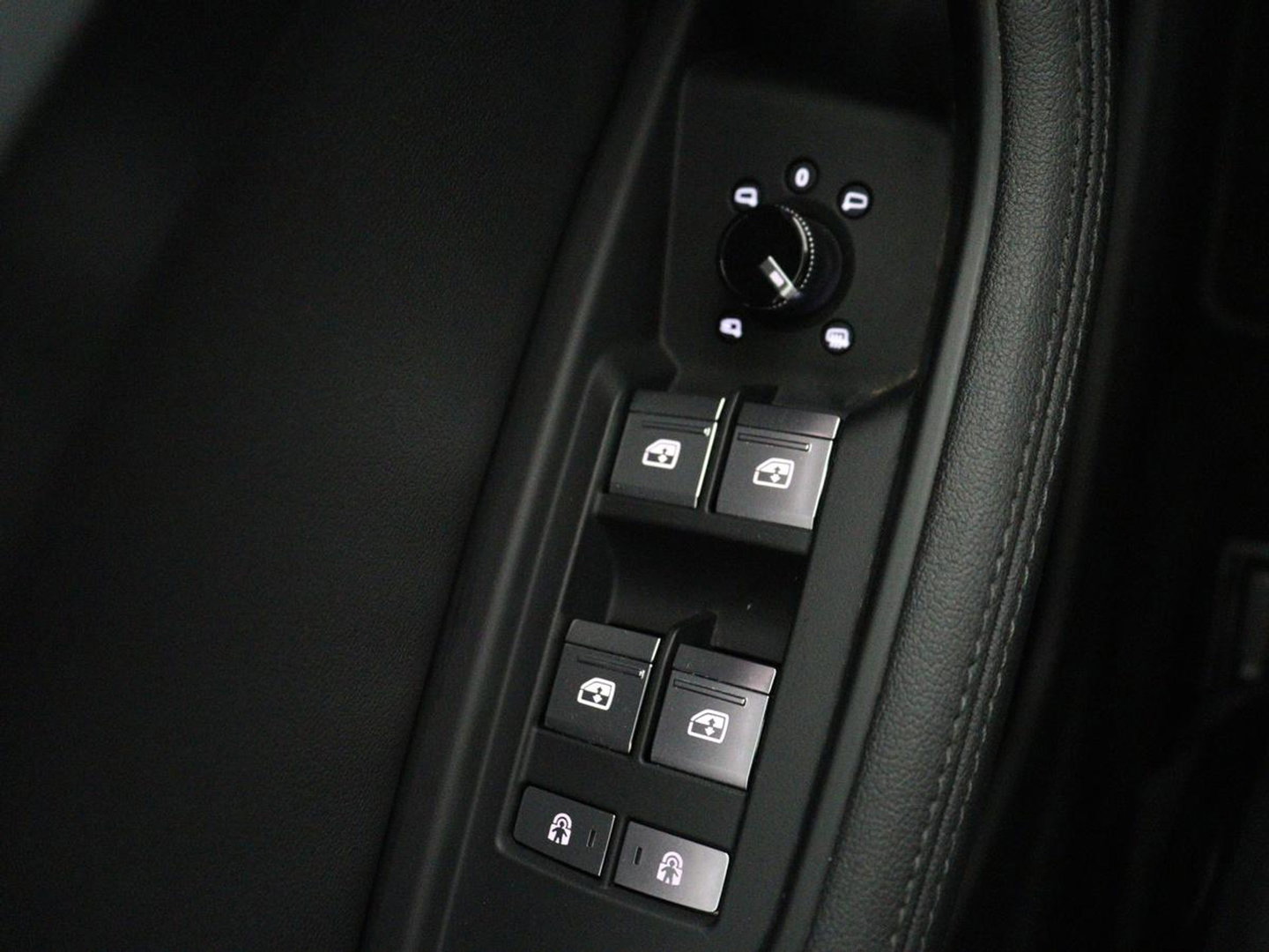 Audi e-tron e-tron 50 quattro Launch edition plus 71 kWh | SOH 90.6 | Panoramadak | Luchtvering | Adaptive cruise | Leder | Carplay | Memory | Stoelverwarming | Navi. Full map | PDC