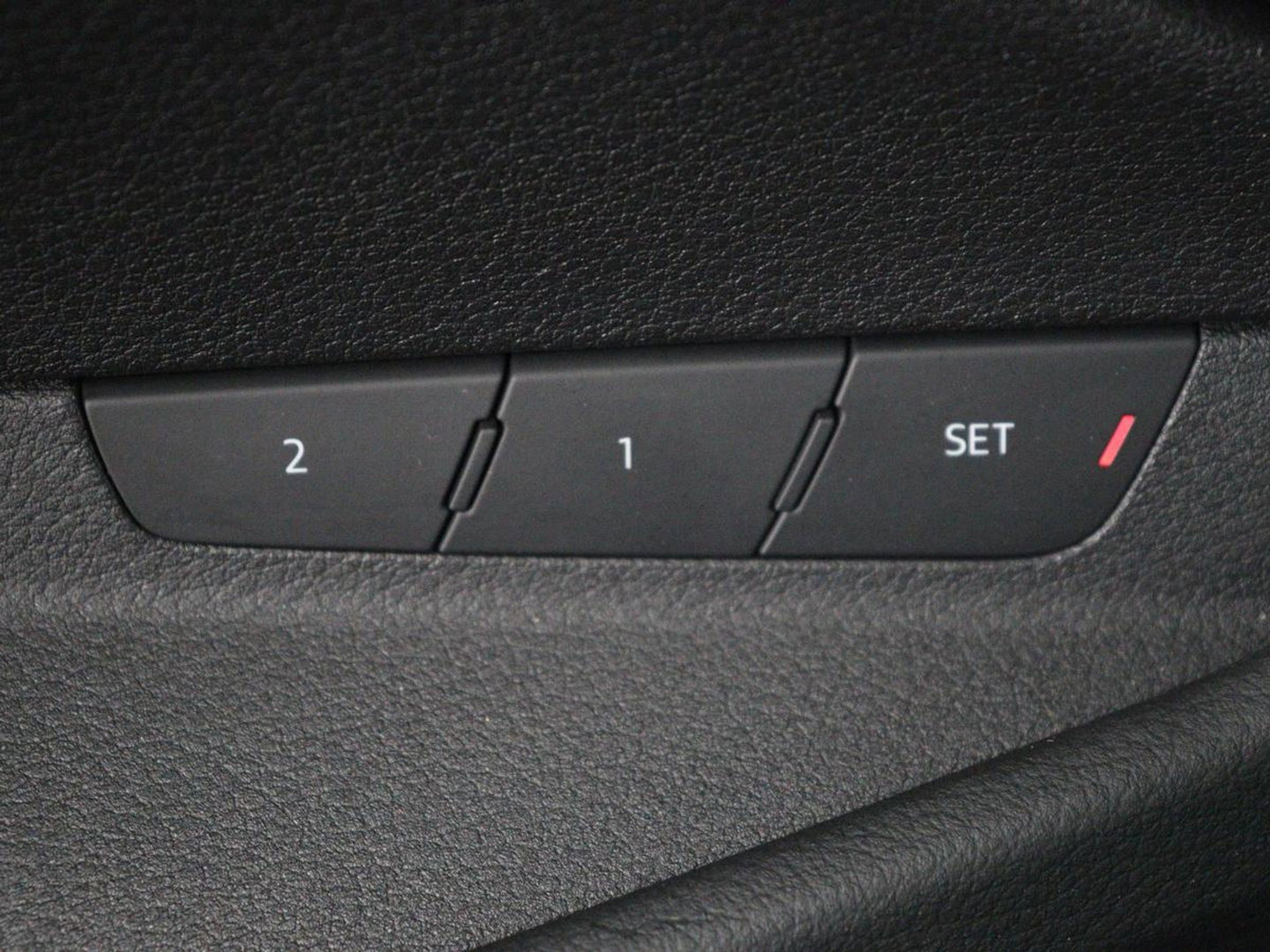 Audi e-tron e-tron 50 quattro Launch edition plus 71 kWh | SOH 90.6 | Panoramadak | Luchtvering | Adaptive cruise | Leder | Carplay | Memory | Stoelverwarming | Navi. Full map | PDC