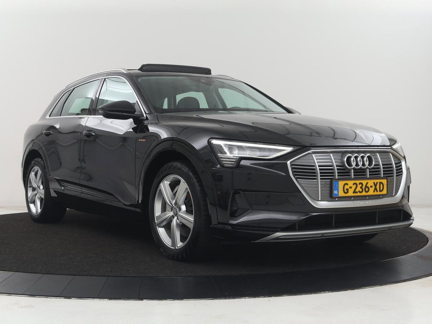 Audi e-tron e-tron 50 quattro Launch edition plus 71 kWh | SOH 90.6 | Panoramadak | Luchtvering | Adaptive cruise | Leder | Carplay | Memory | Stoelverwarming | Navi. Full map | PDC