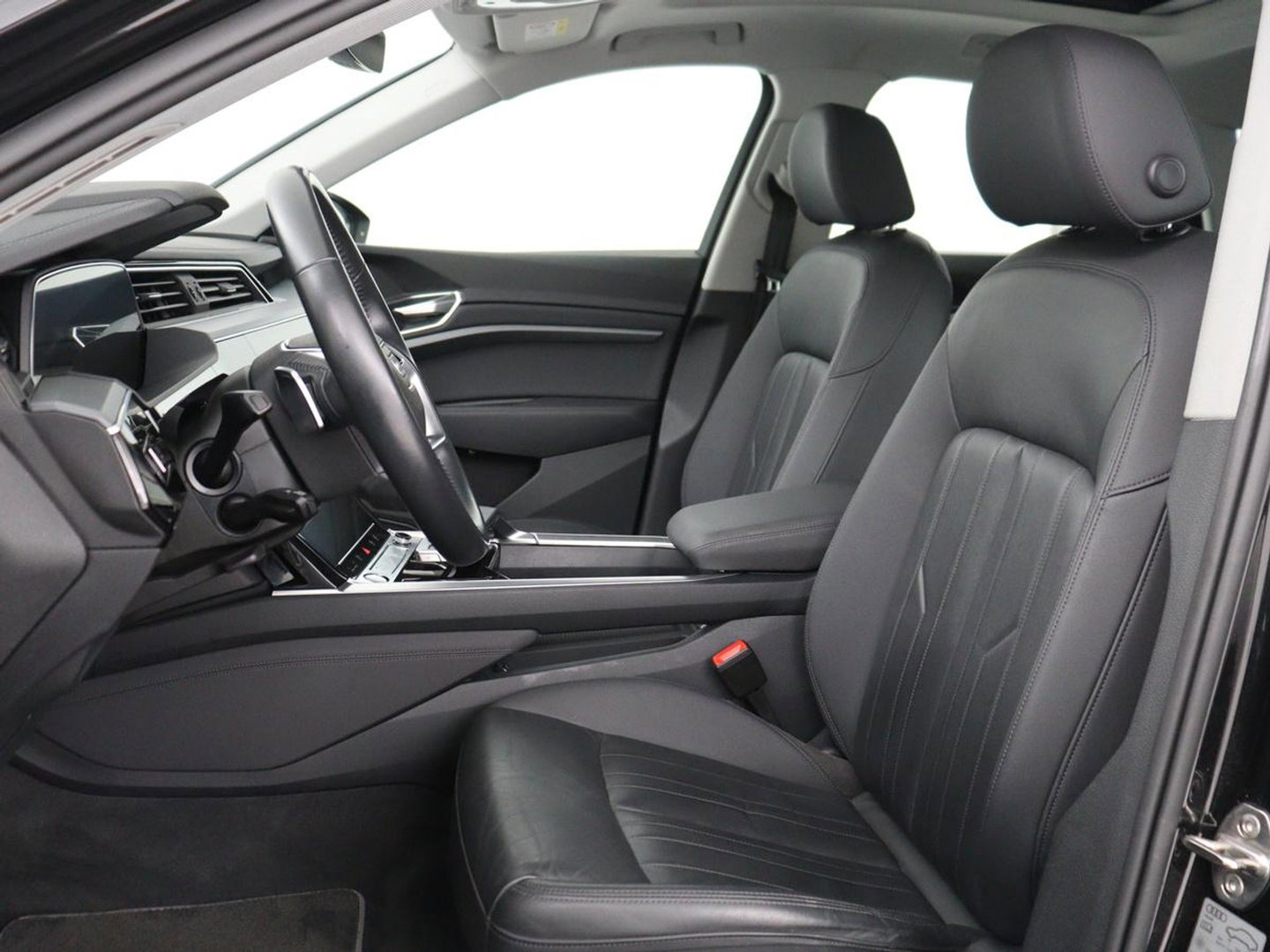 Audi e-tron e-tron 50 quattro Launch edition plus 71 kWh | SOH 90.6 | Panoramadak | Luchtvering | Adaptive cruise | Leder | Carplay | Memory | Stoelverwarming | Navi. Full map | PDC