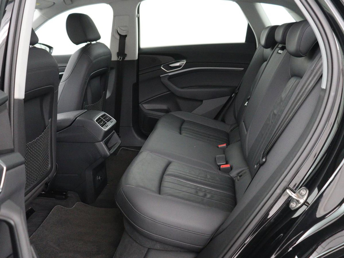 Audi e-tron e-tron 50 quattro Launch edition plus 71 kWh | SOH 90.6 | Panoramadak | Luchtvering | Adaptive cruise | Leder | Carplay | Memory | Stoelverwarming | Navi. Full map | PDC