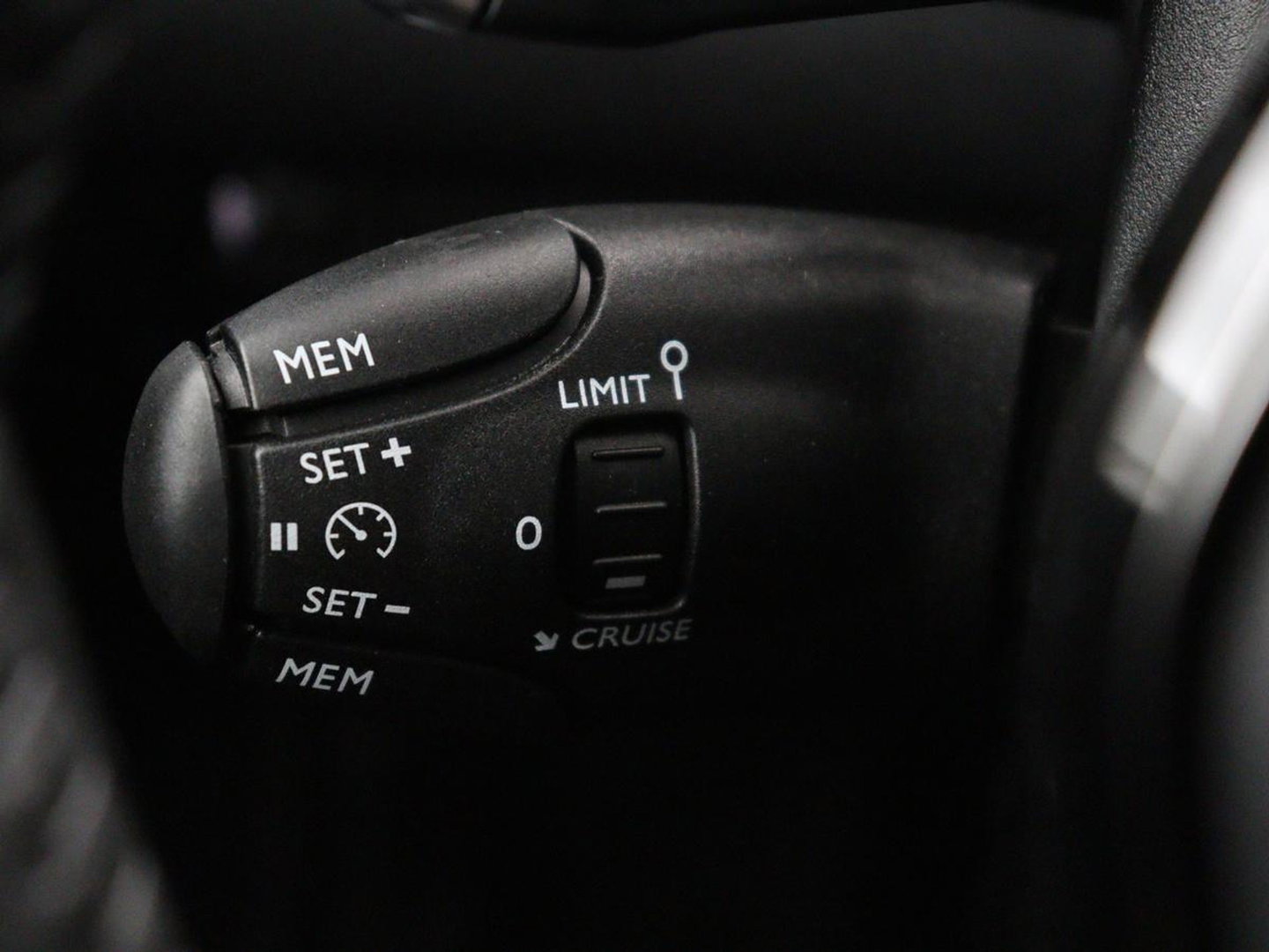 Peugeot 2008 1.2 Hybrid 136 Active | Carplay | Cruise Control | Climate control | Parkeerhulp | DAB | Bluetooth