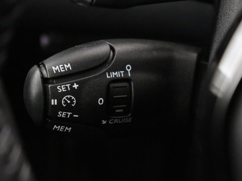 Peugeot 2008 1.2 Hybrid 136 Active | Carplay | Cruise Control | Climate control | Parkeerhulp | DAB | Bluetooth