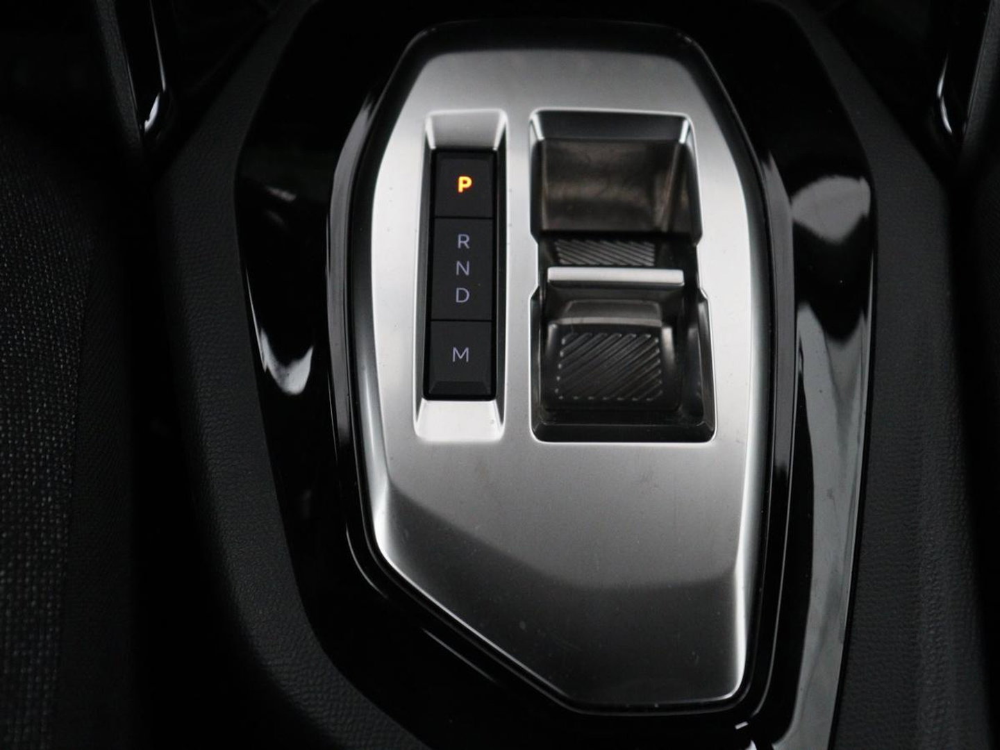 Peugeot 2008 1.2 Hybrid 136 Active | Carplay | Cruise Control | Climate control | Parkeerhulp | DAB | Bluetooth