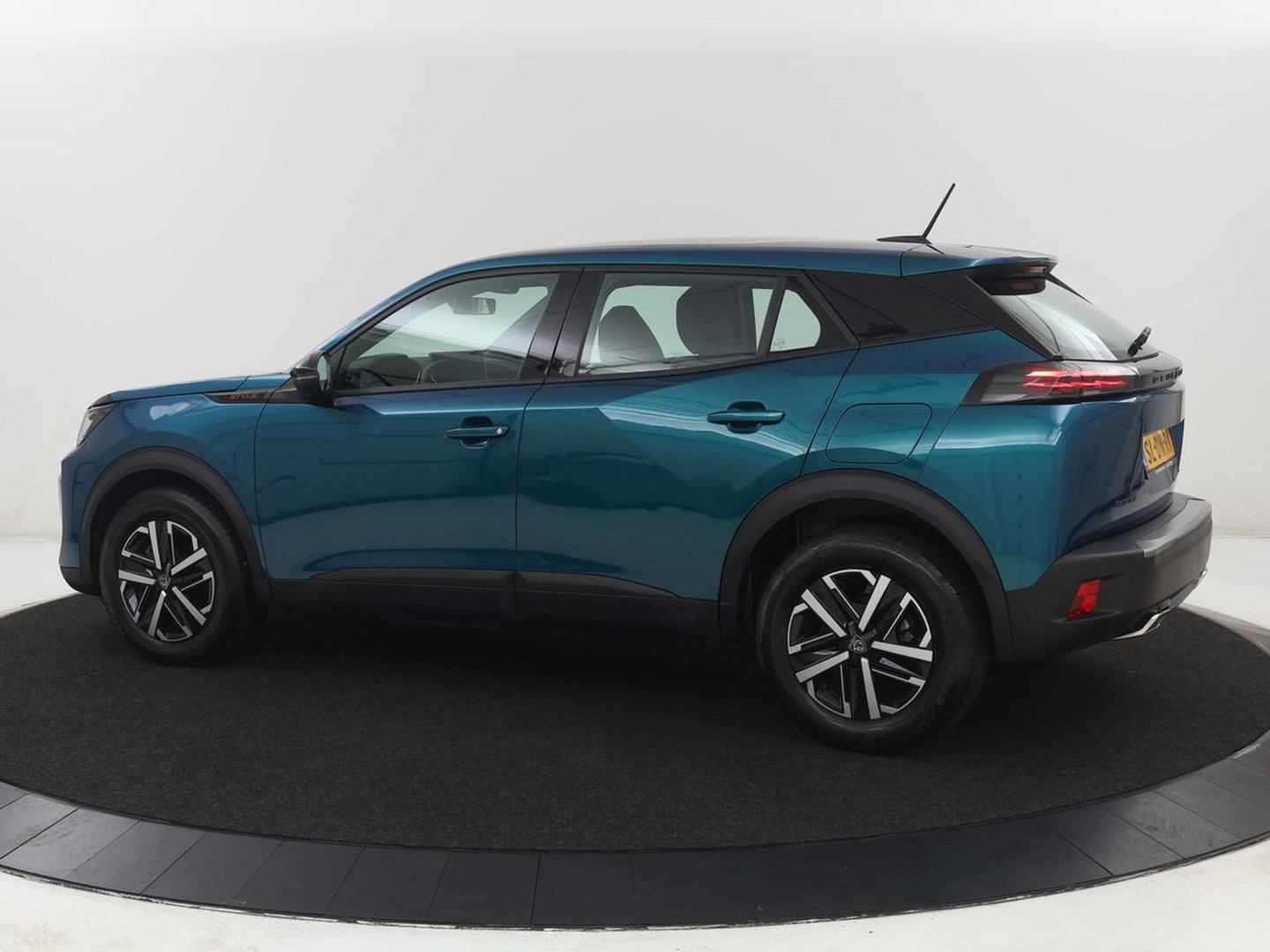 Peugeot 2008 1.2 Hybrid 136 Active | Carplay | Cruise Control | Climate control | Parkeerhulp | DAB | Bluetooth
