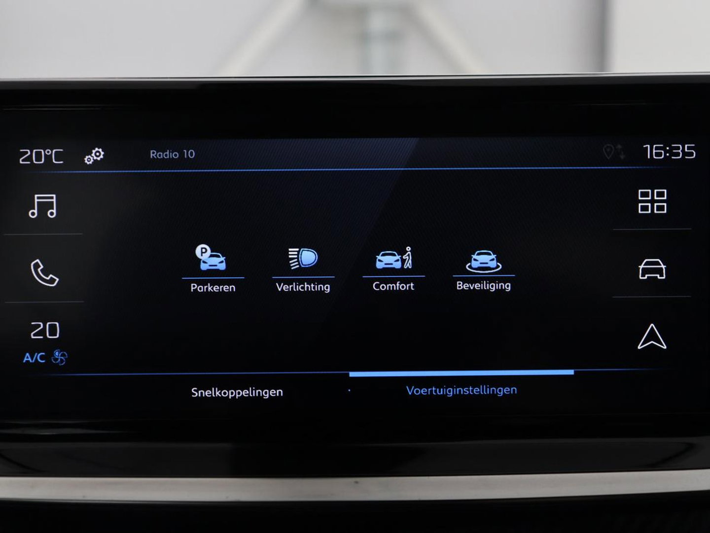 Peugeot 2008 1.2 Hybrid 136 Active | Carplay | Cruise Control | Climate control | Parkeerhulp | DAB | Bluetooth