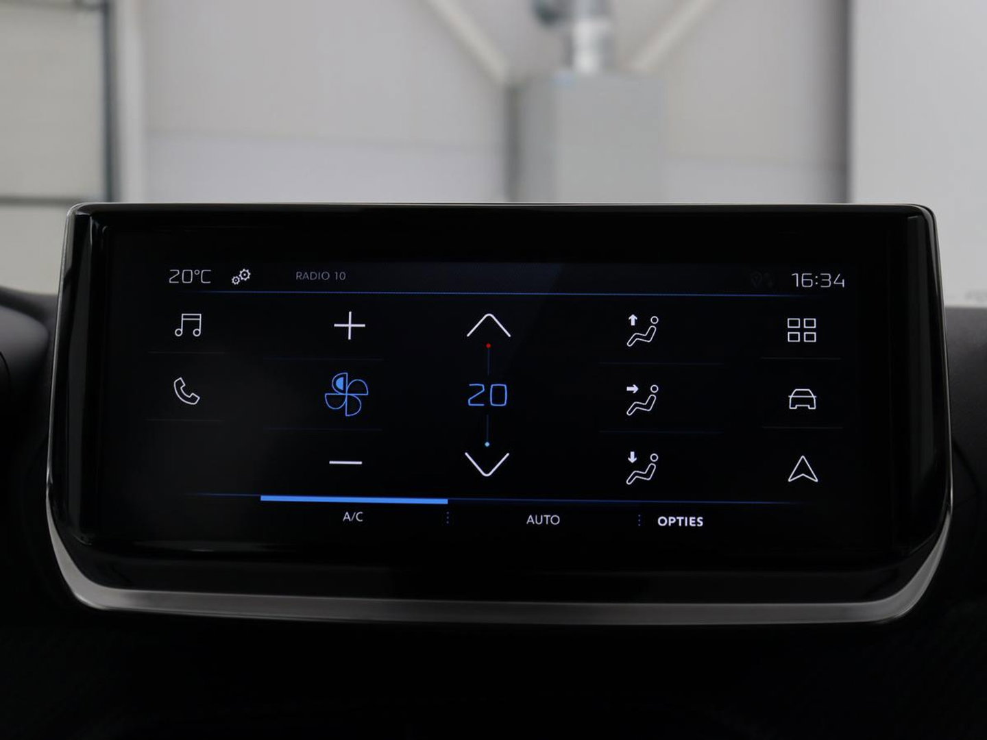 Peugeot 2008 1.2 Hybrid 136 Active | Carplay | Cruise Control | Climate control | Parkeerhulp | DAB | Bluetooth