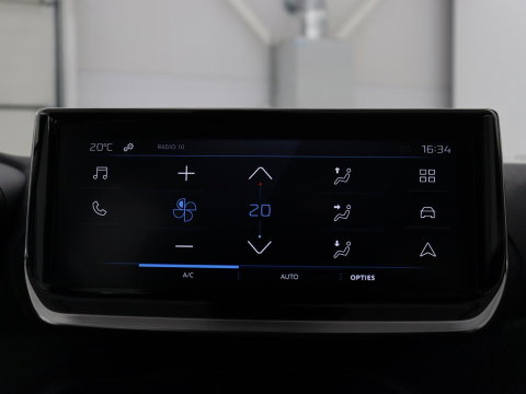 Peugeot 2008 1.2 Hybrid 136 Active | Carplay | Cruise Control | Climate control | Parkeerhulp | DAB | Bluetooth