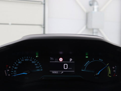 Peugeot 2008 1.2 Hybrid 136 Active | Carplay | Cruise Control | Climate control | Parkeerhulp | DAB | Bluetooth