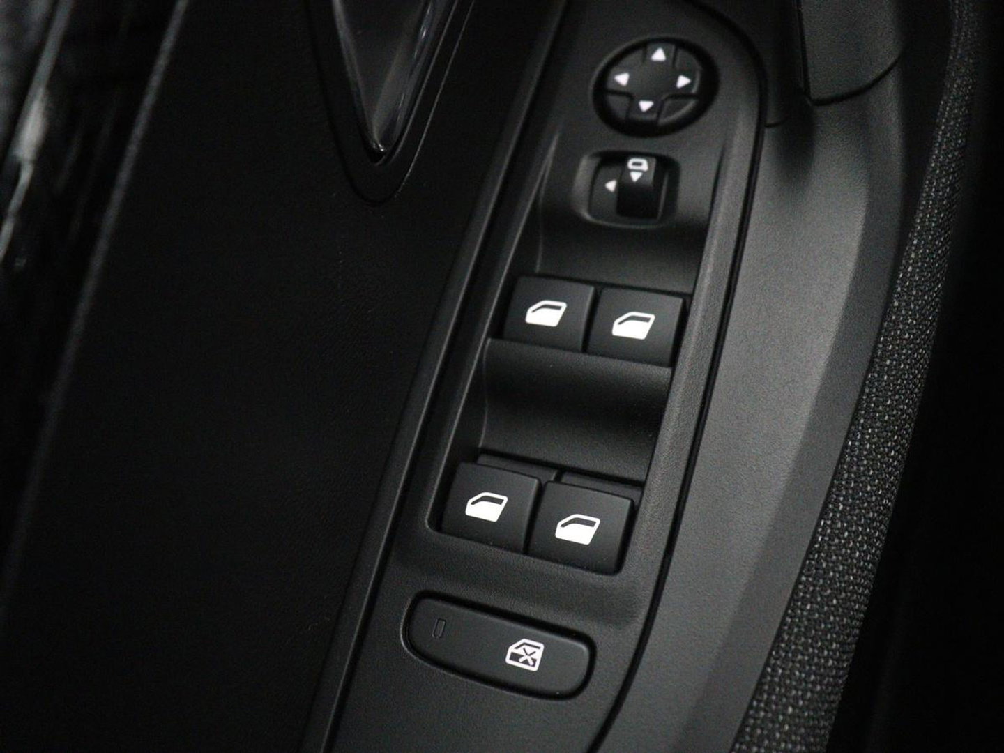 Peugeot 2008 1.2 Hybrid 136 Active | Carplay | Cruise Control | Climate control | Parkeerhulp | DAB | Bluetooth