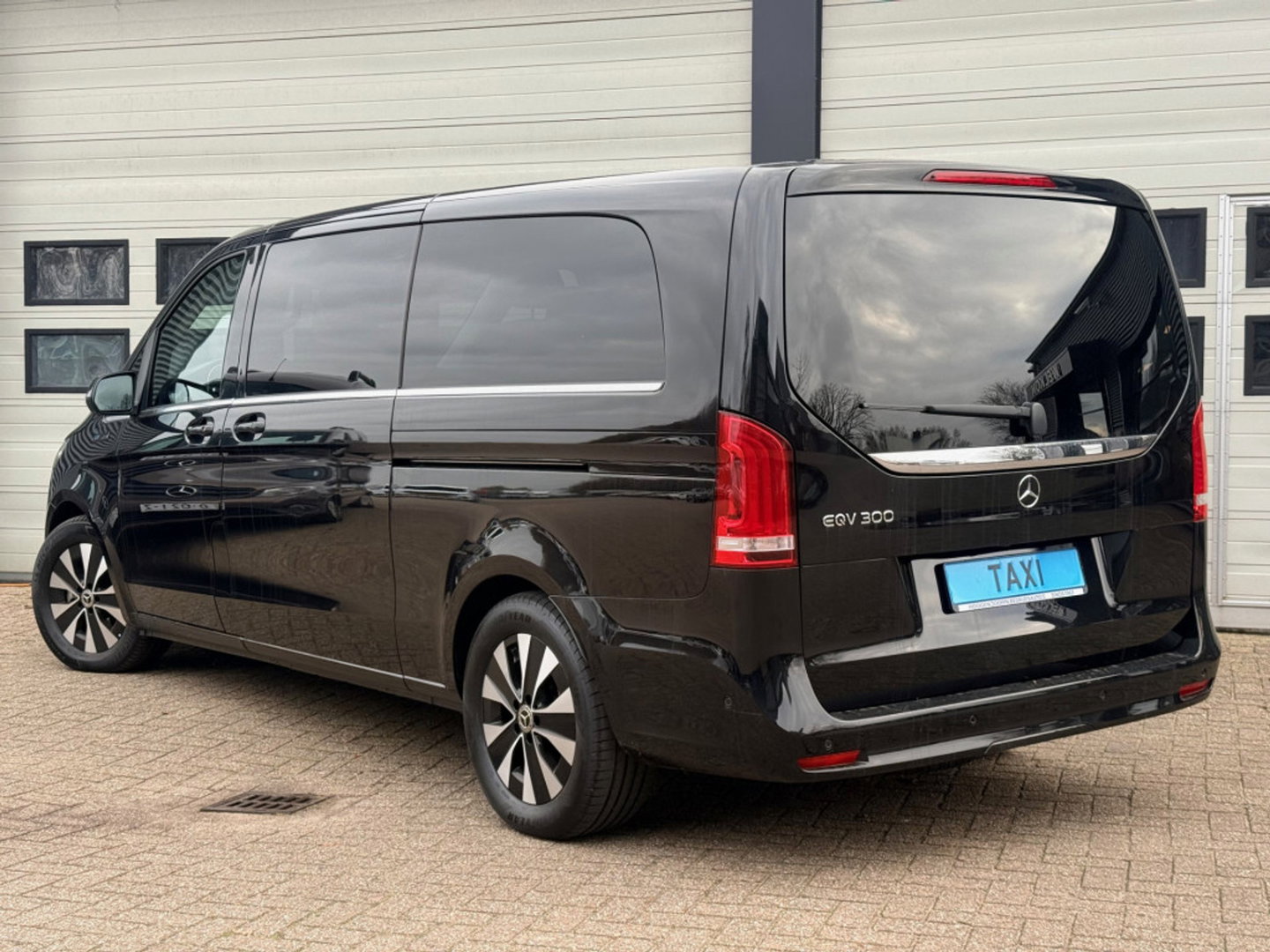 Mercedes-Benz EQV 300 90kWh L3 Extra lang - 8 Persoons - TAXI - elc. Schuif