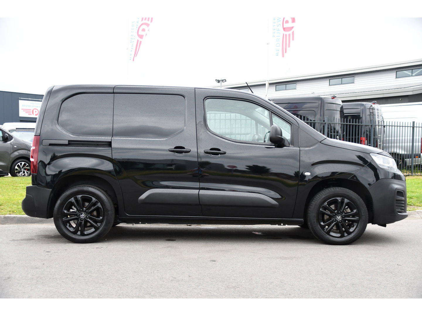 Citroën Berlingo 1.5 BlueHDI Black Edition Cruise, Carplay, Sensoren, 102pk, Multimedia, Trekhaak, Keyless, Uniek!
