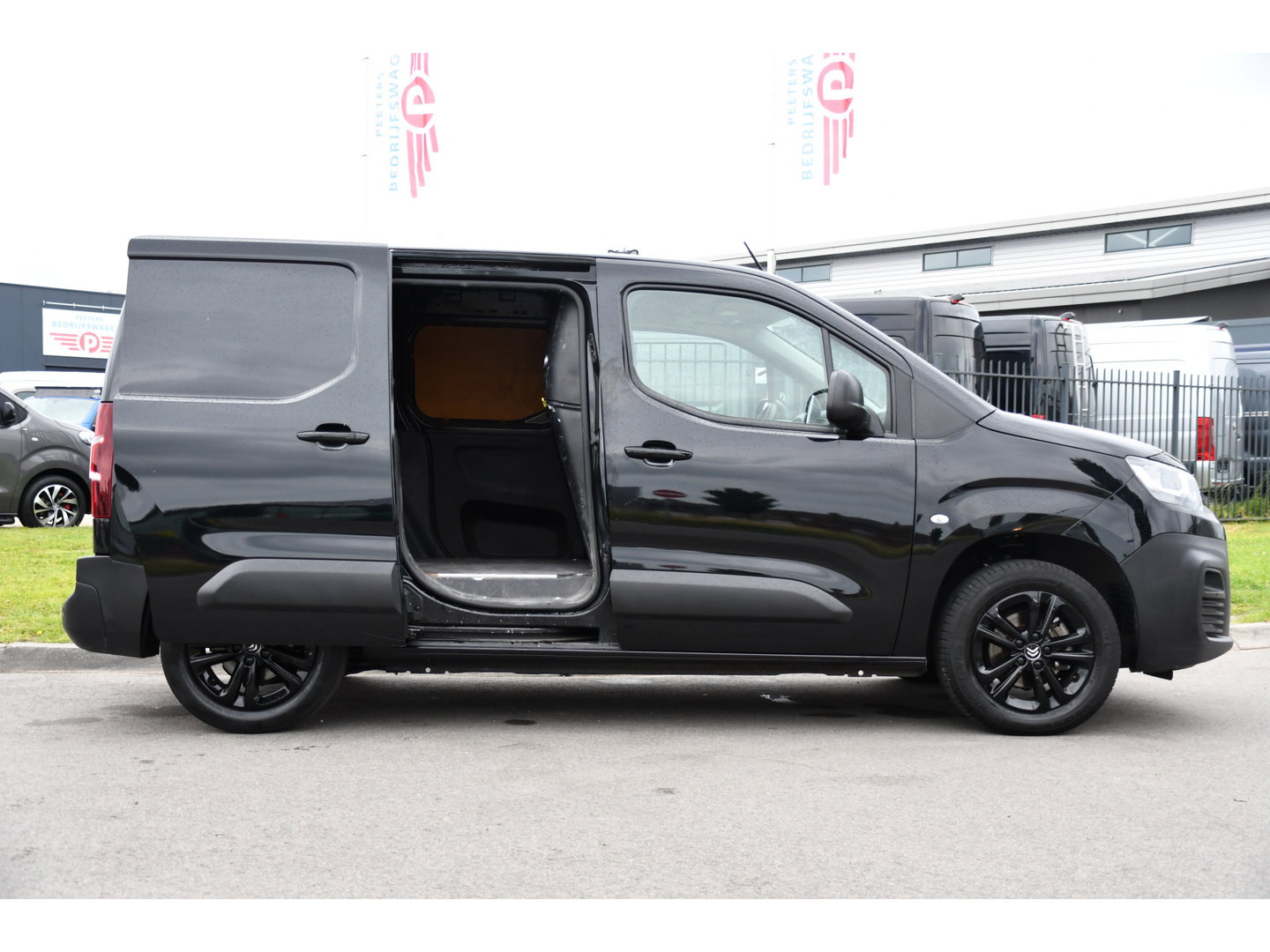 Citroën Berlingo 1.5 BlueHDI Black Edition Cruise, Carplay, Sensoren, 102pk, Multimedia, Trekhaak, Keyless, Uniek!