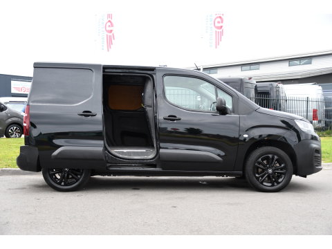 Citroën Berlingo 1.5 BlueHDI Black Edition Cruise, Carplay, Sensoren, 102pk, Multimedia, Trekhaak, Keyless, Uniek!