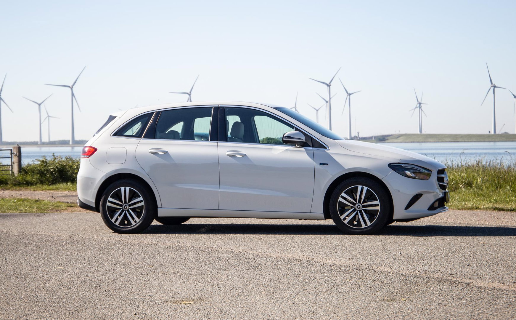 Mercedes-Benz B-Klasse 250 e Business Solution Luxury Limited CARPLAY / AMBILIGHT / STOELVERWARMING / CAMERA / DEALER ONDERHOUDEN