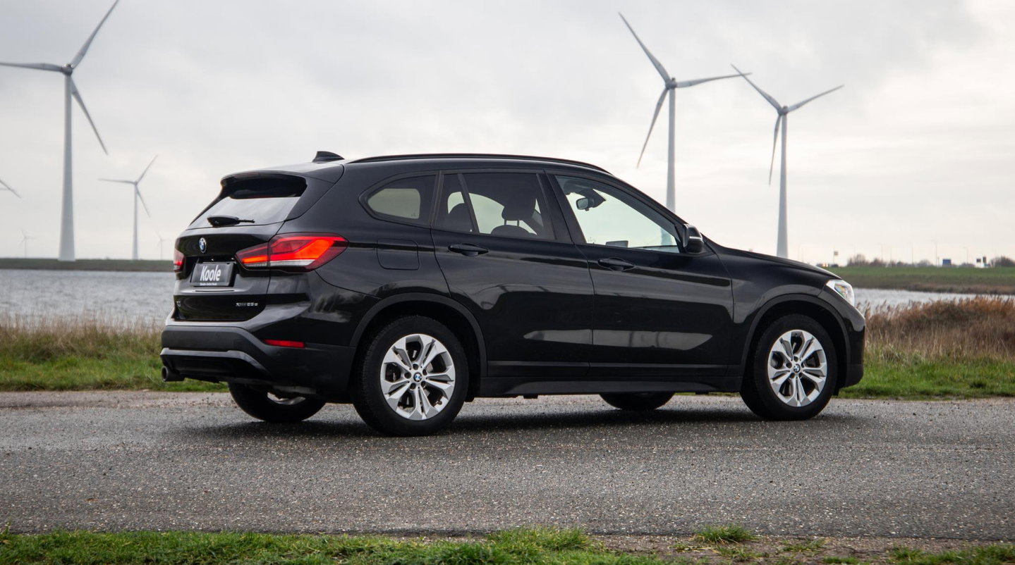 BMW X1 xDrive25e Executive CAMERA / CARPLAY / HEAD UP DISPLAY / LEDER / LED / CRUISE CONTROLE / STOELVERWARMING
