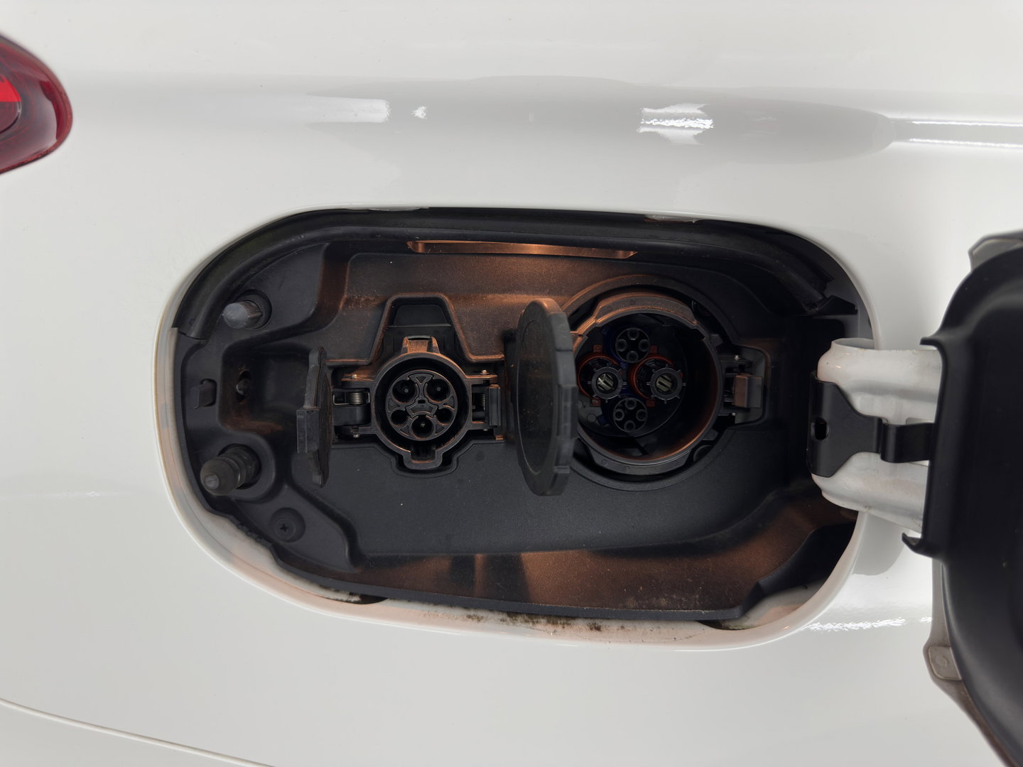 Mitsubishi Outlander 2.0 PHEV Executive Edition AWD (Plug-In) (INCL-BTW)  Aut. *LEATHER-MICROFIBRE | NAVI-FULLMAP | KEYLESS | HEATED-COMFORTSEATS | ECC | SHIFTPADDLES | PDC | CRUISE | PRIVACY-GLASS | TOWBAR | 18''ALU*