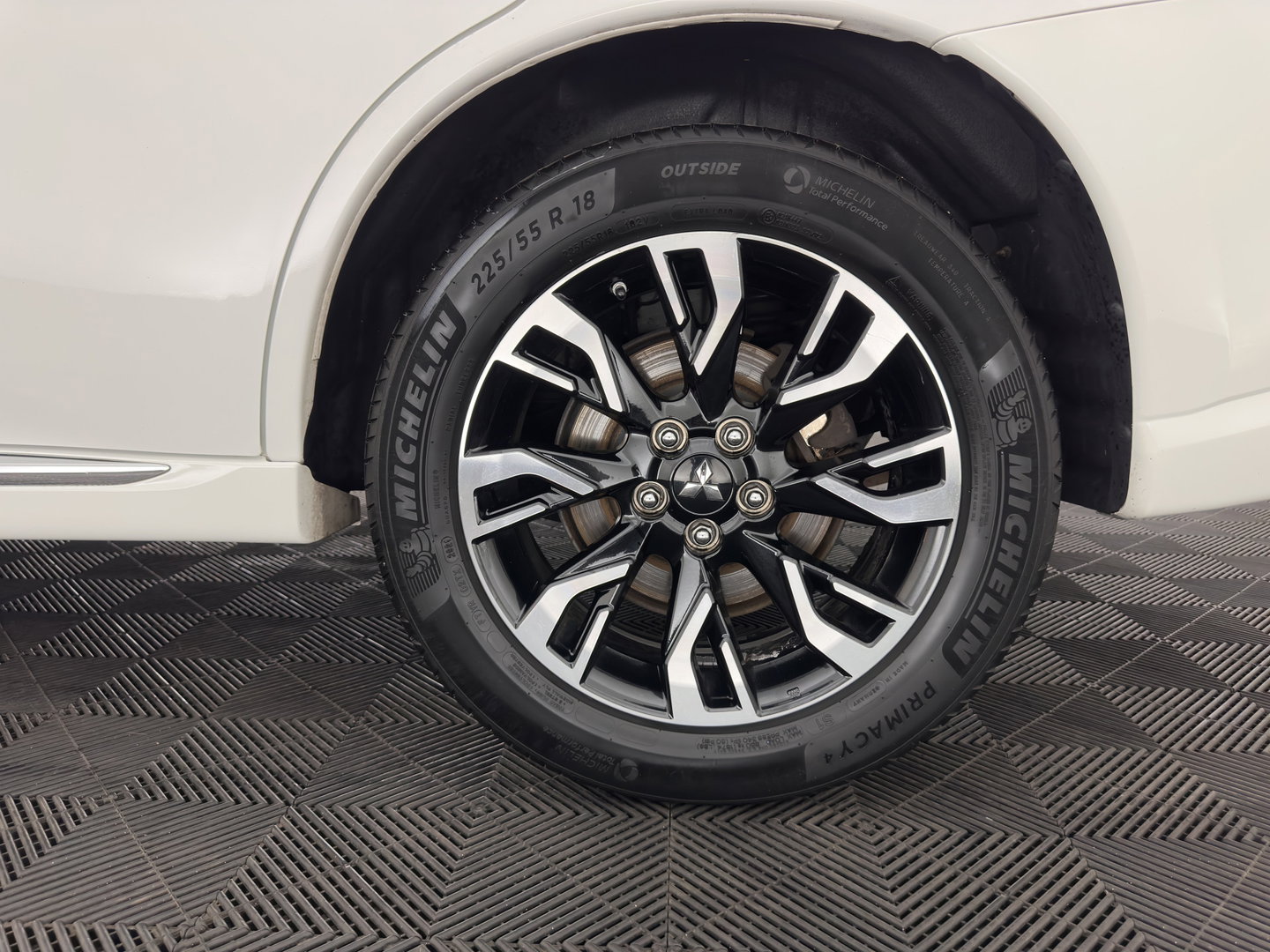 Mitsubishi Outlander 2.0 PHEV Executive Edition AWD (Plug-In) (INCL-BTW)  Aut. *LEATHER-MICROFIBRE | NAVI-FULLMAP | KEYLESS | HEATED-COMFORTSEATS | ECC | SHIFTPADDLES | PDC | CRUISE | PRIVACY-GLASS | TOWBAR | 18''ALU*