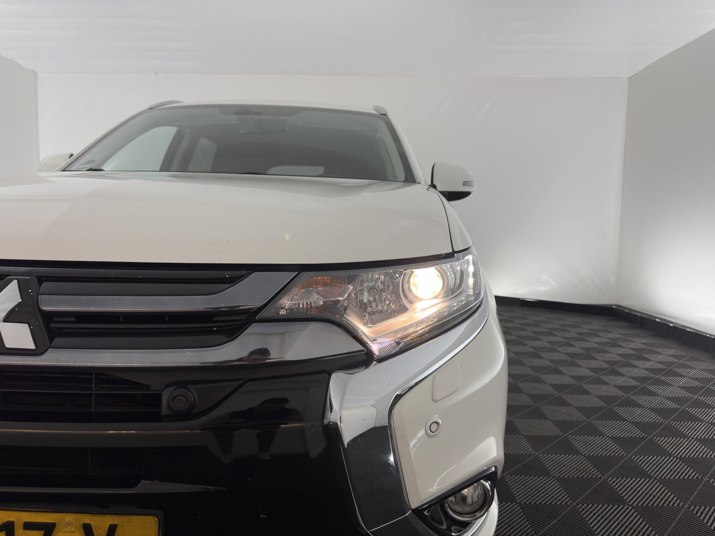 Mitsubishi Outlander 2.0 PHEV Executive Edition AWD (Plug-In) (INCL-BTW)  Aut. *LEATHER-MICROFIBRE | NAVI-FULLMAP | KEYLESS | HEATED-COMFORTSEATS | ECC | SHIFTPADDLES | PDC | CRUISE | PRIVACY-GLASS | TOWBAR | 18''ALU*
