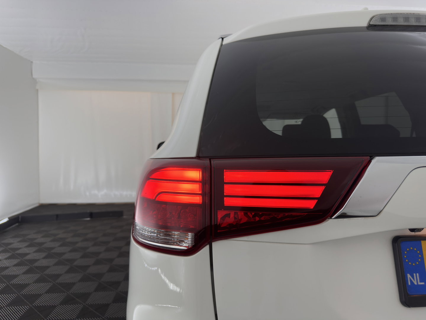 Mitsubishi Outlander 2.0 PHEV Executive Edition AWD (Plug-In) (INCL-BTW)  Aut. *LEATHER-MICROFIBRE | NAVI-FULLMAP | KEYLESS | HEATED-COMFORTSEATS | ECC | SHIFTPADDLES | PDC | CRUISE | PRIVACY-GLASS | TOWBAR | 18''ALU*