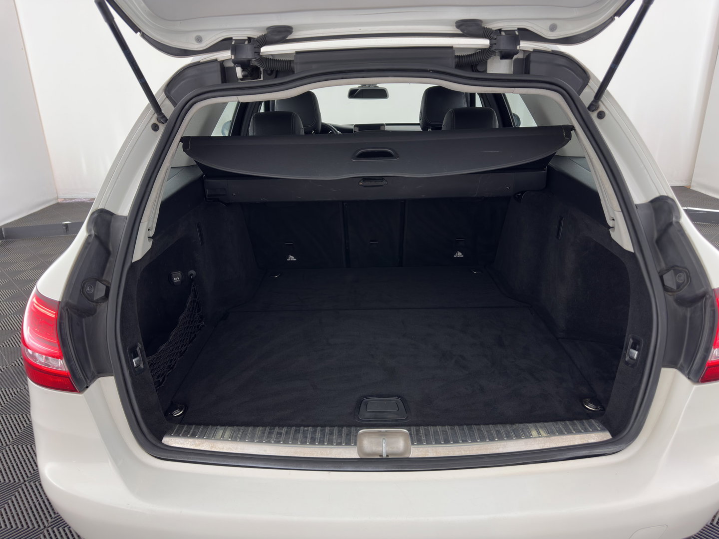 Mercedes-Benz C-Klasse Estate 200 CDI Business Solution Aut. *FULL-LED | LEATHER-FABRIC | FULL-LED | NAVI-FULLMAP | CAMERA | HEATED-SPORTSEATS | SHIFTPADDLES | CRUISE | KEYLESS | TOWBAR | 17''ALU*