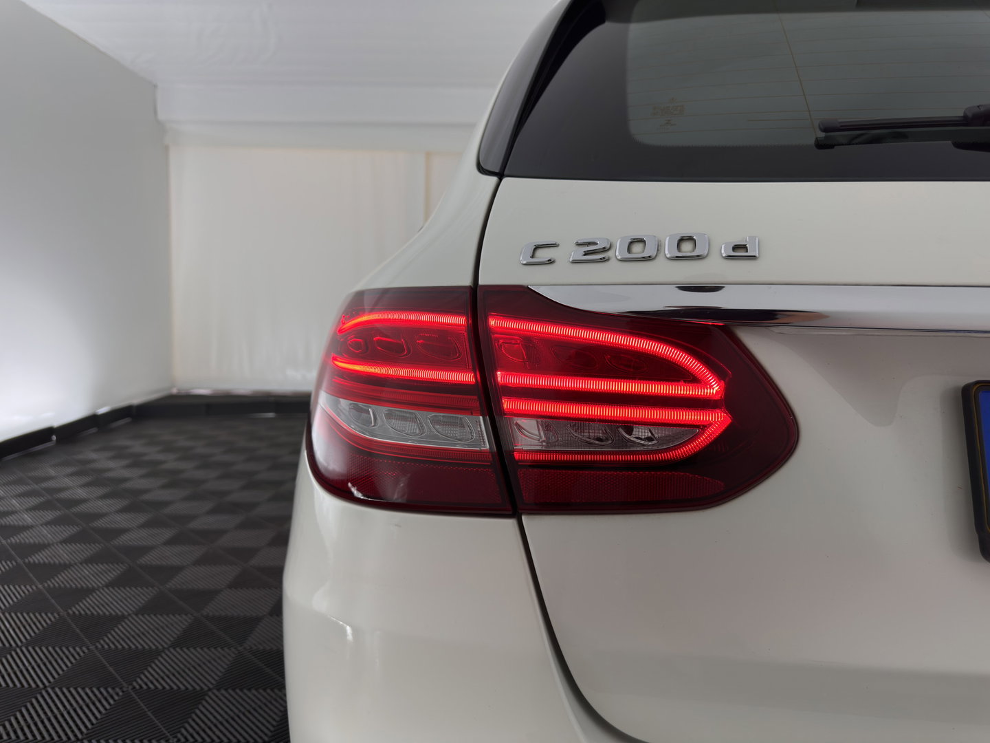 Mercedes-Benz C-Klasse Estate 200 CDI Business Solution Aut. *FULL-LED | LEATHER-FABRIC | FULL-LED | NAVI-FULLMAP | CAMERA | HEATED-SPORTSEATS | SHIFTPADDLES | CRUISE | KEYLESS | TOWBAR | 17''ALU*